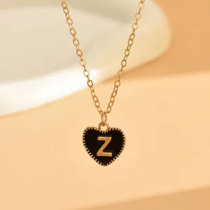 Nahaufnahme Detailansicht der Goldkette mit schwarzem Emaile-Herz-Anhänger und dem Buchstaben Z.