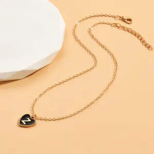 Goldene Kette mit Buchstabe Z und schwarzem Emaileherz-Anhänger, Detailansicht des Schmucks.