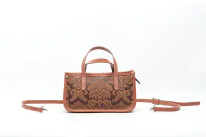 Detail du sac bandouliere en cuir gaufre vintage avec motif damasse retro classique poignees.