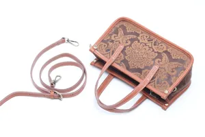 Sac a main vintage en cuir veritable gaufre pour femme, detail sac bandouliere.