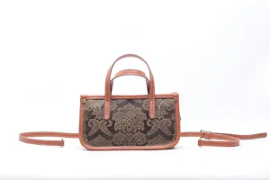 Vue détaillée du mini sac carré en cuir gaufré vintage avec doubles poignées et lanières.