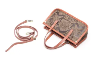 Sac à main vintage en cuir marron avec motif floral gaufré, élégant sac pour femmes.