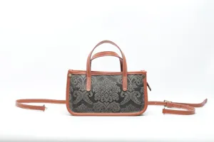 Vue détaillée du sac bandoulière rétro en cuir damassé avec bordures marron.