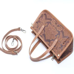 Sac a main femme en cuir veritable marron gaufre, petit sac carre bandouliere chic.