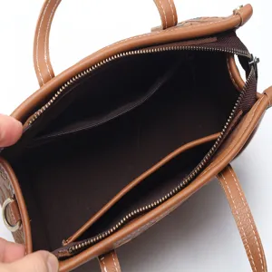 Sac à main marron en cuir véritable pour femme avec fermeture éclair et poches intérieures.