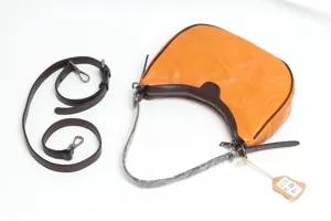 Borsa a tracolla da donna in vera pelle, elegante borsa a mezzaluna color arancione.