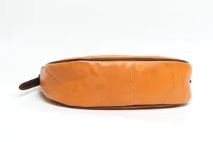 Dettaglio fondo borsa in vera pelle, cuoio conciato al vegetale, cuciture fini, marrone.