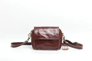 Vintage brown vegetable-tanned cowhide shoulder crossbody bag, retro commuting square bag design.