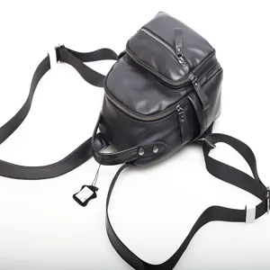 Zaino da donna in vera pelle nera, elegante zainetto casual da viaggio con tasche e zip.