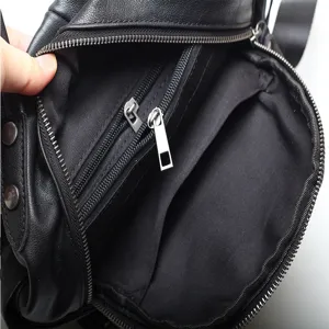 Vista interna dello zaino in vera pelle con tasche multiple con cerniera e scomparti.