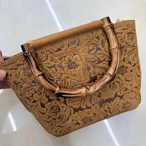 Vintage bloemvormige reliëf echt lederen handtas met stijlvolle natuurlijke bamboe handvat voor dames.