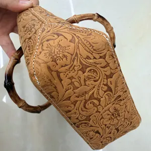 Retro in reliëf echt lederen vrouwen handtas met unieke bamboe handvat, vintage schoudertas.
