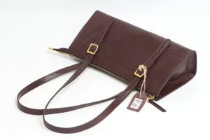 Detailed view of genuine leather women shoulder bag, vintage coffee brown daily commuter handbag.