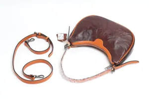 Borsa a tracolla in vera pelle da donna, design retrò marrone a mezzaluna con cinghie extra.