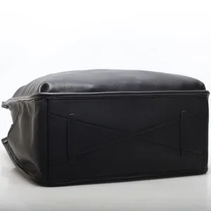 Borsa da viaggio in pelle nera vista dal basso grande capacita borsa da lavoro