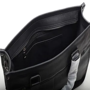 Vista superiore della borsa per laptop aziendale in pelle nera con interno spazioso e zip