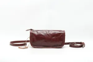 Detailed view of the vintage brown vegetable-tanned leather shoulder bag with fine texture.
