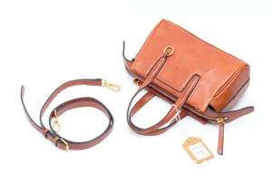 Retro genuine leather women crossbody bag, vintage luxury style shoulder square handbag for daily.