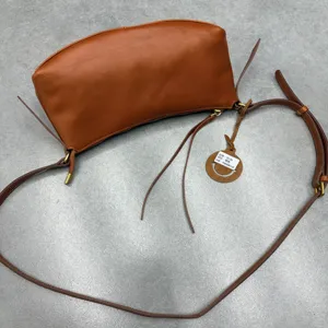 Echtes pflanzlich gegerbtes Leder Damen Mode Umhaengetasche Schultertasche mit Quaste.