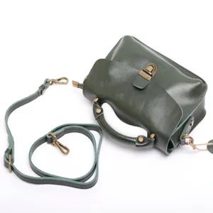 Sac a main bandouliere en cuir veritable pour femme avec poignee et sangle reglable.