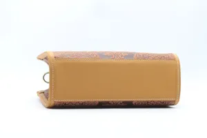 Vue detaillee de ce sac en cuir veritable avec un motif gaufre vintage et des coutures soignees.