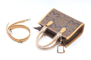 Sac a main vintage en cuir veritable avec motif gaufre et bandouliere, vue detaillee.