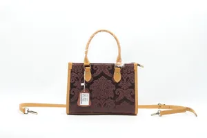 Sac bandoulière en cuir véritable gaufré vintage vue détail, sac cabas rétro élégant.