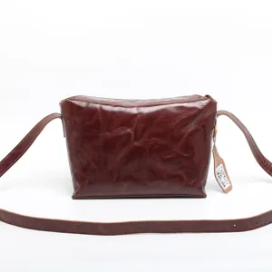Dark brown vegetable-tanned leather shoulder crossbody bag, classic design, premium daily use.