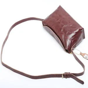 Vegetable-tanned leather women crossbody saddle bag, stylish retro shoulder square bag main view.