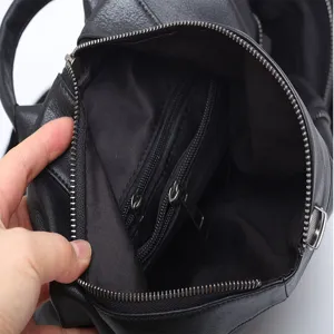 Sac à dos femme en cuir véritable noir avec plusieurs poches et fermetures.