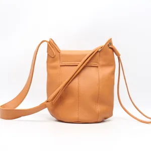 Women's genuine leather bucket bag, stylish solid color single shoulder commuter handbag.