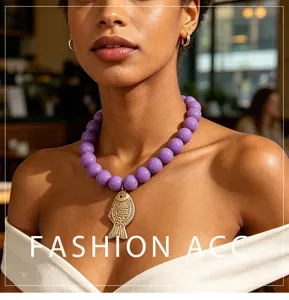 Collier de perles violettes élégant avec pendentif poisson doré, bijou femme tendance.