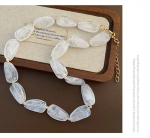 Elegante weiße Perlenkette mit goldener Verlängerungskette für den perfekten Alltag.