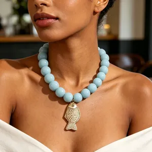 Collier de perles bleu clair chunky avec pendentif poisson doré chaîne de clavicule bijoux mode