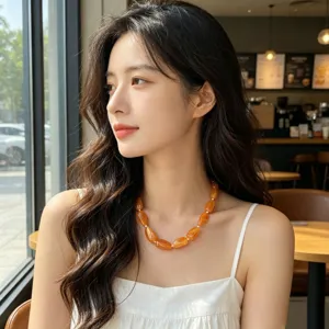 Elegante orangefarbene Perlen-Schluesselbeinkette fuer Damen, trendiges Mode-Schmuckaccessoire.