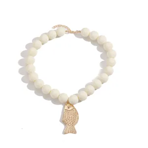 Collar de perlas blancas elegantes con colgante de pez dorado para mujer joyeria moda