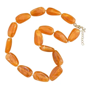 Oranger Perlen Statement Halskette für Damen, stilvoller Harz Bernstein Perlen Choker.