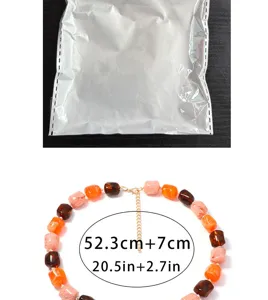 Stilvolle geometrische Perlenhalskette mit verstellbarer Kette, farbige Harzwuerfel fuer Damen.