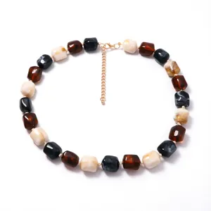 Minimalistische geometrische Perlen-Choker-Halskette mit bunten Würfelperlen und Kette.