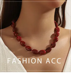 Collar de cuentas irregulares multicolores hecho a mano estilo boho chic detalles