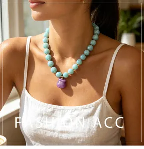Collana di perle da donna alla moda con perline in acrilico turchesi e ciondolo orsetto.