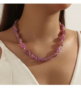 Primer plano detalle de collar de cuentas irregulares coloridas anudadas joyas de moda
