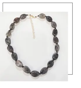 Collar bohemio hecho a mano con nudos y cuentas irregulares de colores variados.