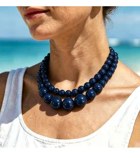 Dettaglio di una collana di perle in resina blu marina doppia per donne alla moda.
