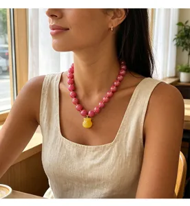 Collana da donna alla moda con perline acriliche rosa e simpatico ciondolo orsetto giallo.