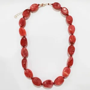 Collar de mujer con cuentas irregulares de patrón de nube roja bohemia vista principal