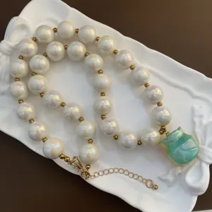 Collana di perle acriliche iridescenti con ciondolo verde elegante gioiello da donna alla moda