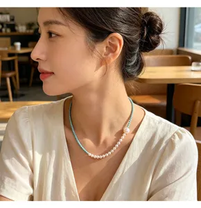 Collana di perle di turchese e acqua dolce, elegante dettaglio catena stile vintage.