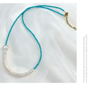 Dettaglio squisito di collana di perle d'acqua dolce e turchese, catena clavicolare vintage