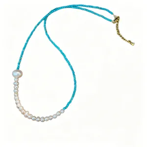 Collana girocollo artigianale in turchese e perla d'acqua dolce, catena dorata vintage.